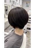 前下がりのレイヤーボブ
