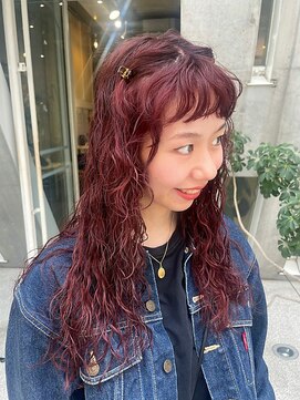 アンドケー 那覇おもろまち店(and K) 透明感ピンクレッド/ゆるふわパーマ/ロング