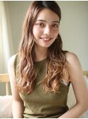 ロングヘア×ベージュカラーでグラマラスカール