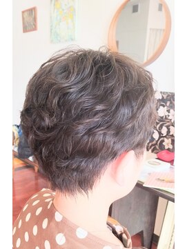 エヴァン(Evan) ベリーショートの柔らかさが引き立つ♪パーマスタイル