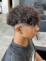 ヒュイル バイ ニアウ(Hwyl by Niau) スペインカールメンズカットパーマフェードショートスタイル