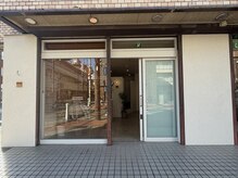 カームス(calms)の雰囲気（白とグレーをベースに木の温もりを感じられる店内［浦安美容室］）