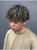 ツイストパーマ ブロンドハイライト ラウンドマッシュ