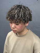 ランディ(RANDY)&nbsp;ツイストパーマ ブロンドハイライト ラウンドマッシュ