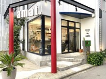 アマト(amat.)の雰囲気（１号線に面しており、170cmのロゴ看板が一際目を惹く外観◎）