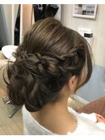 フィドゥシア(FIDUCIA) ヘアアレンジ　ループ編み＆みつ編み