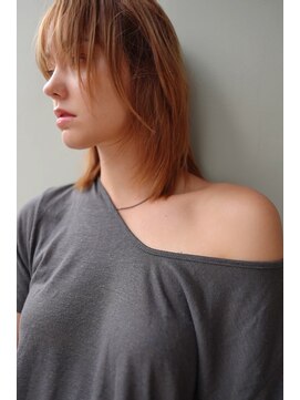 ノク(nok) ウルフミディアム_耳かけウェーブパーマフォギーベージュ