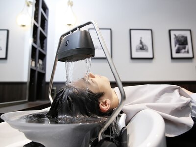 人気の頭浸浴ヘッドスパで頭皮ケアと癒しの時間を＜理容室＞