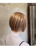 ナチュラルベージュ前下がりボブ