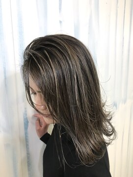 外国人風 ハイライト アッシュブラウン デザインカラー L アップ A Hair のヘアカタログ ホットペッパービューティー