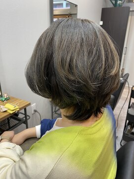 コンヤ(CON YA) ブルーアッシュミディアムショートボブ