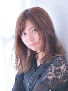 トゥエンティーフォー 泉大津店(24)の写真/白髪は明るく染められます！通常の白髪染めで負ってしまう余計なダメージを抑え、上品な艶髪へ。