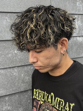 ヒュイル バイ ニアウ(Hwyl by Niau) メンズセンターパートツイストスパイラルシャドウパーマ眉毛