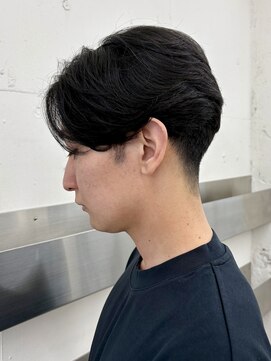 ヒュー 広島(HEW) 韓国風フェザーパーマセンターパート/ツーブロック/刈り上げ