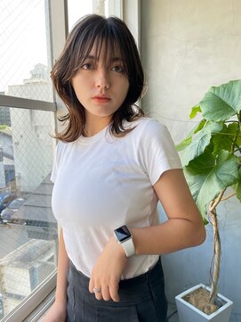 ティティ(TiTi) シースルーバングが可愛いくびれスタイル[TiTi_栗林れい]