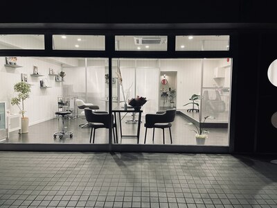 夜闇に明るく照らされる店内が意外に好きです.°＊