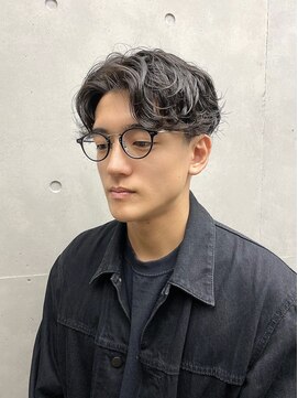 レーヴス(REVES) 人気オーダー　ニュアンスパーマセンターパート刈り上げツーブロ