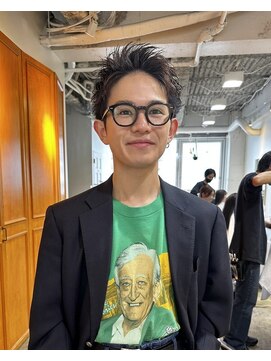 ガレージ バイ グリーン 原宿 表参道(Garage by green) 【SATOSHI】黒髪スパイキーショート メガネを添えて