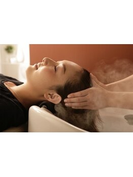 専門のスタッフによるオールハンド施術！極上のリラックスタイムをご提供♪頭皮から髪を美しくしませんか。