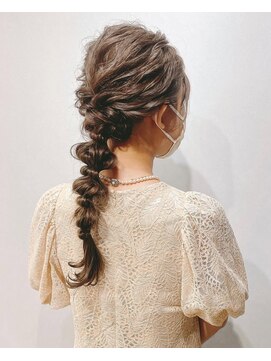 モク(moku.) 編みおろしヘアアレンジ