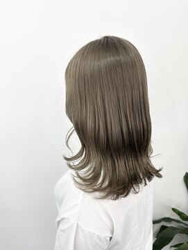 ルヴェルヘアー(Revel hair) シルバーベージュ×くびれセミディ