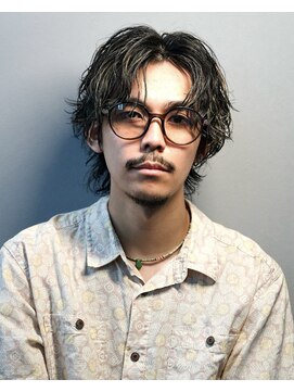 ゴールドシブヤ(GOALD SHIBUYA) サーフカール　スパイラルパーマ　センターパート　ハイライト