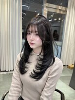 リリー(Lilley) レイヤーカットと暗髪カラー