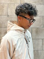 ディスコネクト(DISCO-N-NECT)&nbsp;波巻きスパイラルパーマ 束感 ツーブロック 刈り上げ ハイライト