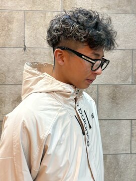 ディスコネクト(DISCO-N-NECT) 波巻きスパイラルパーマ 束感 ツーブロック 刈り上げ ハイライト