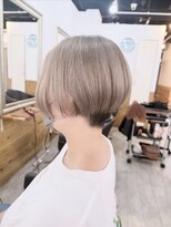 ヘリア(HELIA)&nbsp;【ハイトーングレージュ/刈り上げハンサムショート】