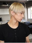 毛流れヘア金髪ナチュラルセンターパートツーブロック