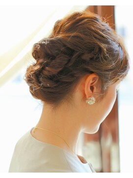 ココティエ (COCOTIER) ヘアアレンジ・ツイストと編みこみで上品に☆