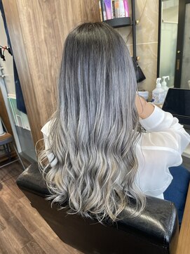 ラル(Lull) バレイヤージュ×ホワイトシルバー 天神/今泉 アルカリ酸熱