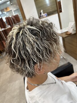 ルートヘアー(Root Hair) ホワイトメッシュ×縦落ちスパイラルパーマ
