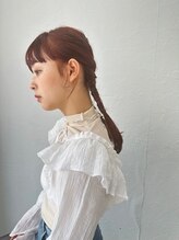 ハイトーンが得意のlilyで、ツヤと透明感で魅せる大人可愛いハイトーン。軽やかで洗練された印象に。