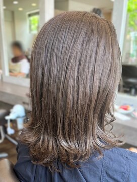 フルール(fleur) イルミナカラー*ミルクティーアッシュ*外ハネミディアム