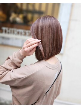 サーティーン(THIRTEEN) ハイライトで透明感UP♪veganカラー ボブスタイル《20代》