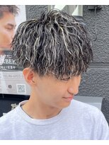 フリーク バーバーショップ 都島店(FREAK BARBER SHOP) 金メッシュ縦落ちツイストスパイラルパーマ王道モテマッシュ