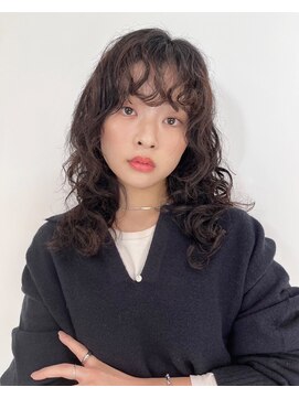 ホロ(hollo) ロングレイヤーカットくるくるパーマ外国人風パーマ　黒髪パーマ