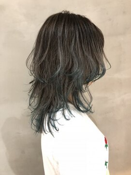 ジーナ(XENA) グレージュウルフ×裾ターコイズ