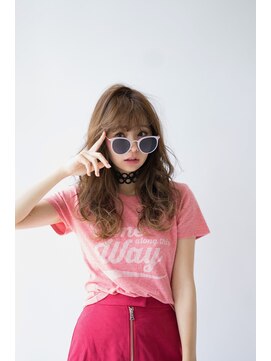 ディスオモテサンドウ 表参道(This OMOTESANDO) 風になびくひし形ロングスタイル