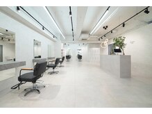 リノバイアクネ(lino by ACNE)の雰囲気（白を基調とした明るくて清潔感と上品さあふれる店内）