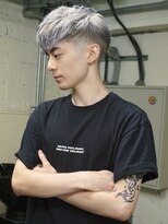 ノラ シブヤ(NORA)&nbsp;シルバーブロンド金髪フリンジカットテーパーフェード短髪