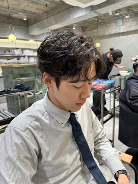 ゼスト リル 新宿(ZEST lill) フェザーパーマ 毛流れパーマ センターパート 塩澤太一