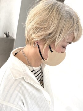コード(Chord) 白髪を活かしたミルクティーベージュ、柔らかショート【谷合