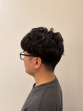 ウミト(Umito) 黒髪ミックスパーマ×刈り上げメンズ