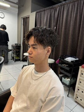 アイズ 海老名(AIZU) ツイストスパイラルパーマ センターパート メンズパーマ 眉毛