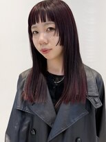 ジュリエッタ(giulietta)&nbsp;ワインレッド　ステップカット　ストレートヘア　ショートバング