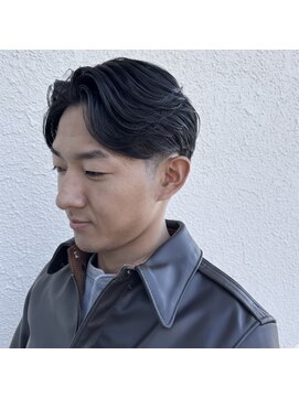 ウィスカーズ(Whiskers) フェード×センターパート