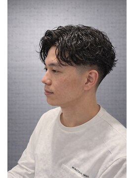 ワンワンオー バーバーショップ 長浜店(@110 BARBER SHOP) センターパート×スパイラル×フェードで創る、圧倒的存在感